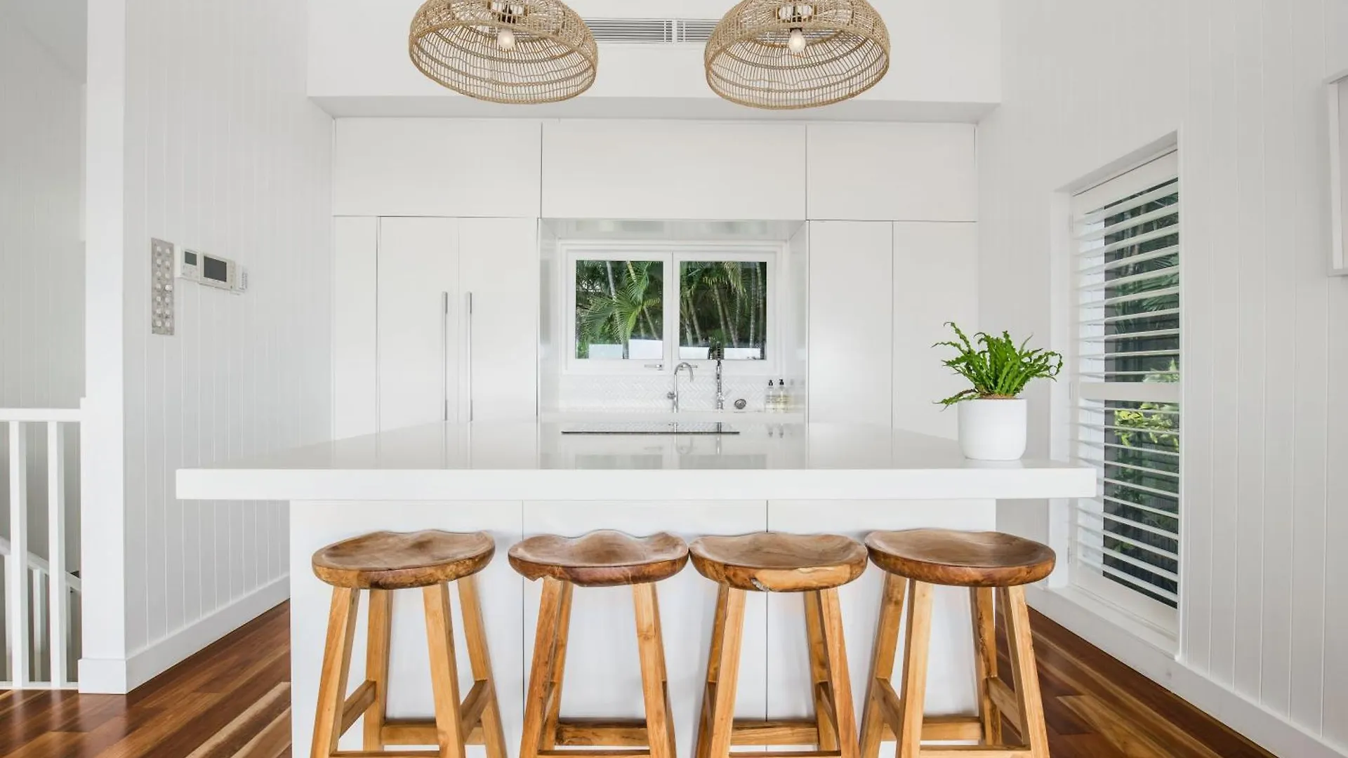 Luxury On The Hill, Noosa Heads Apartment