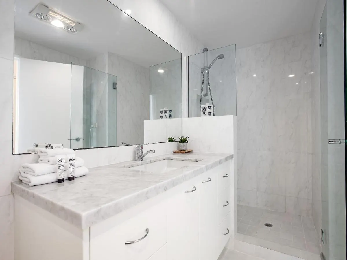Luxury On The Hill, Noosa Heads Apartment